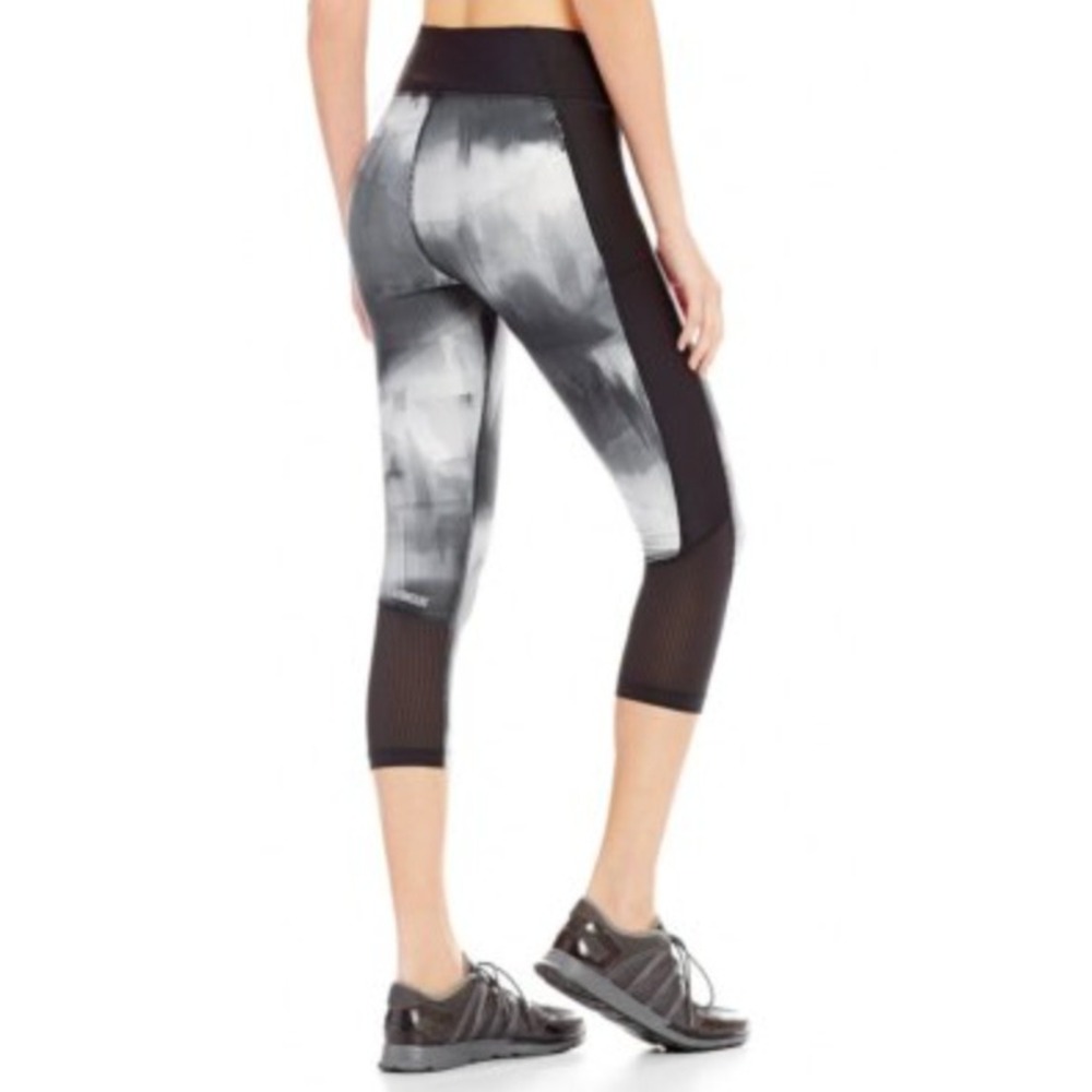Under Armour HeatGear Printed Capri Leggings Black Gray Compression Medium